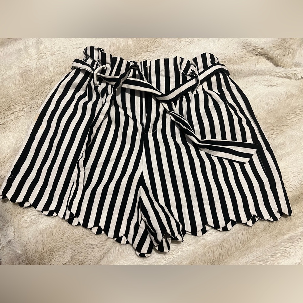 Striped soft shorts with tie